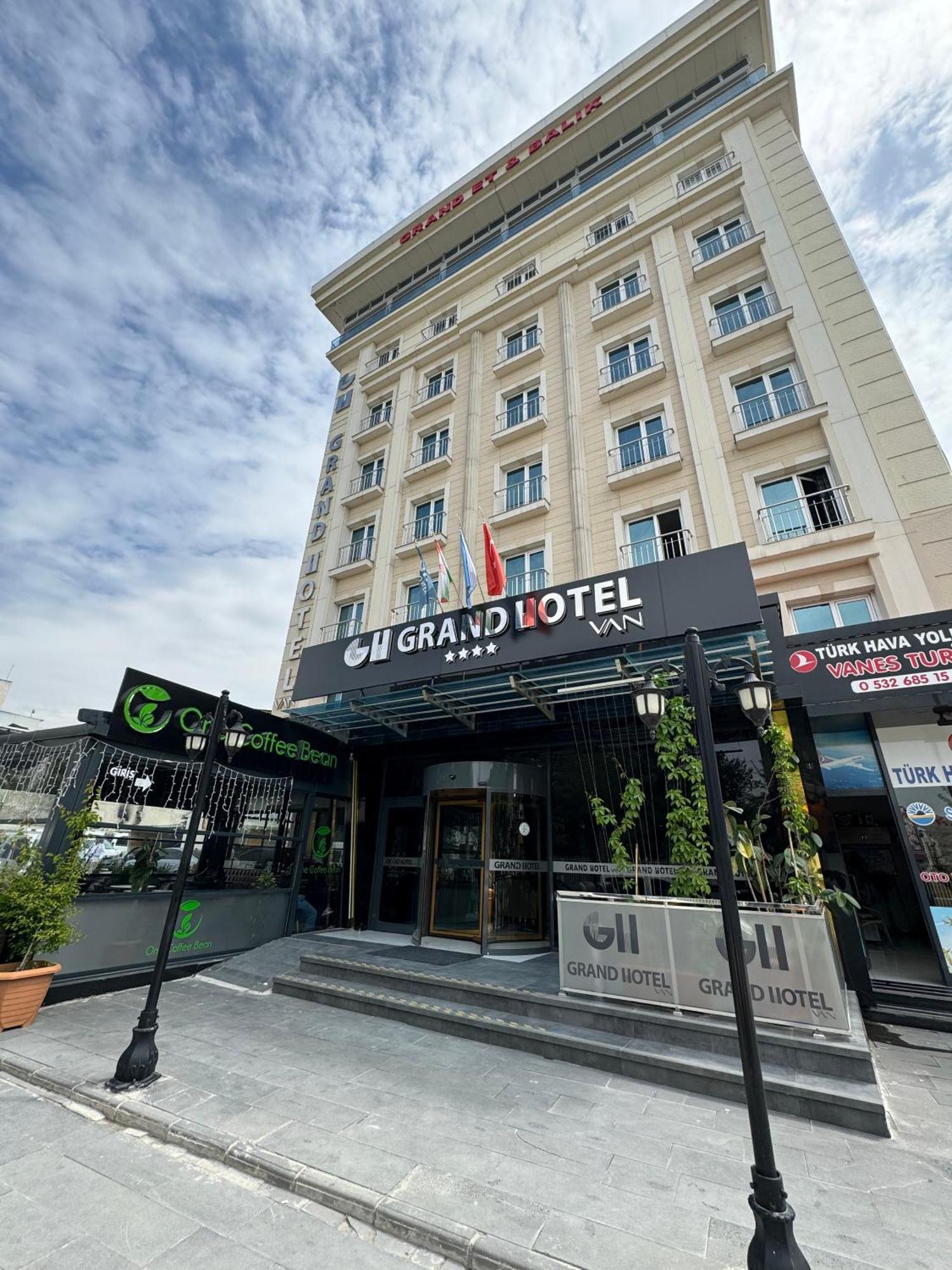Grand Hotel Ван Екстериор снимка