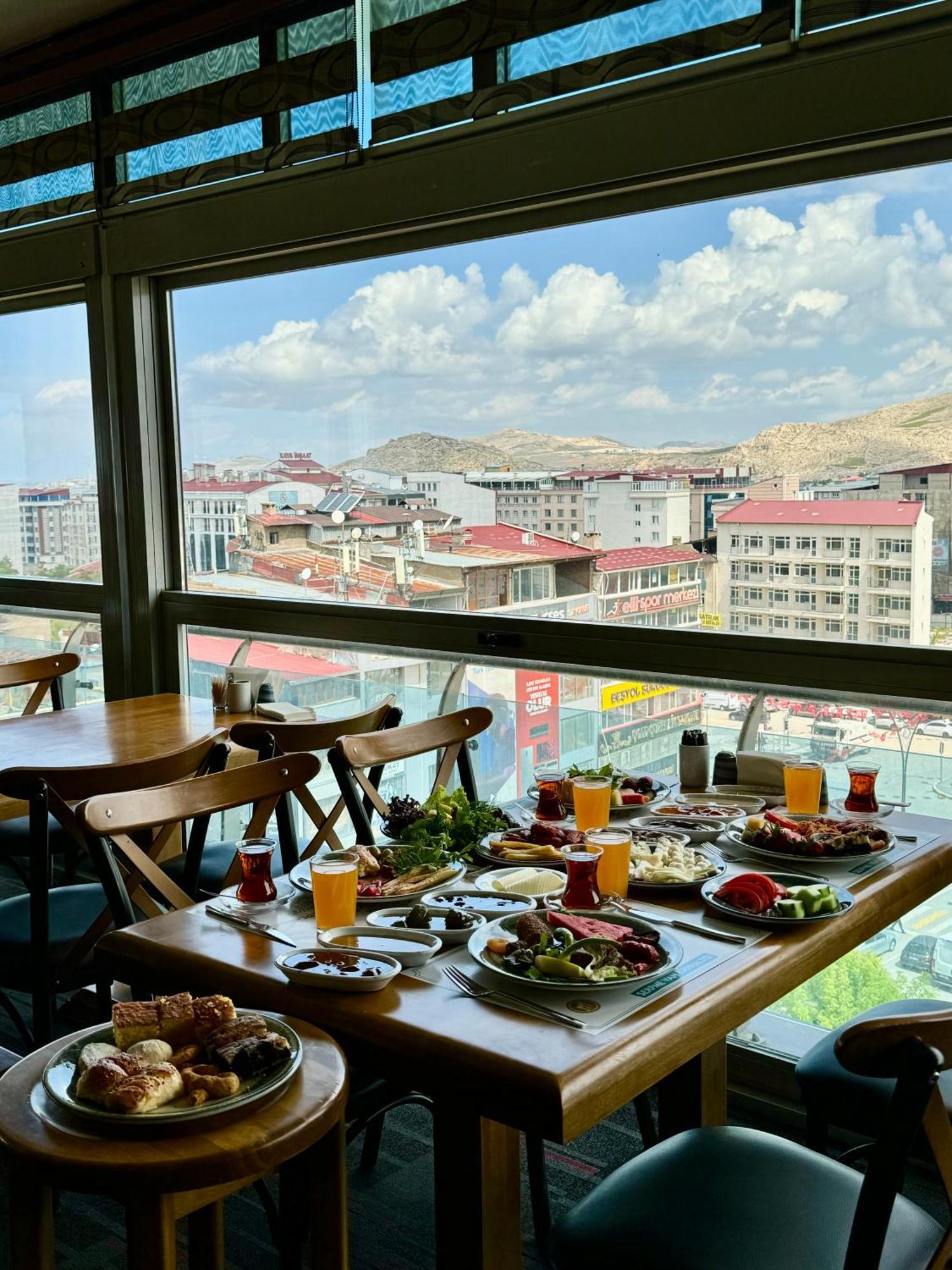 Grand Hotel Ван Екстериор снимка